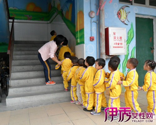 【幼兒園排隊(duì)口令】【圖】幼兒園排隊(duì)口令是什么 帶你了解幼兒園常規(guī)訓(xùn)練的口令(2)_伊秀親子|yxlady.com