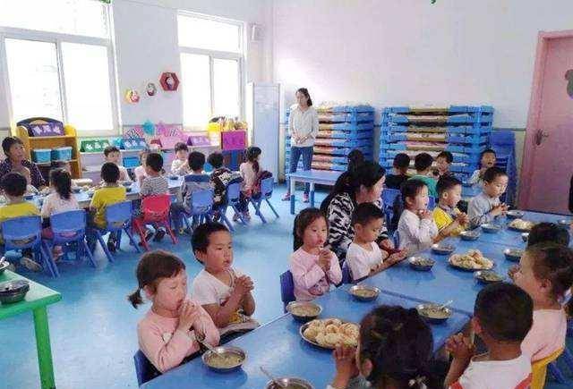 御用廚娘 竟敗給了幼兒園大廚 看了孩子伙食,媽媽郁悶了