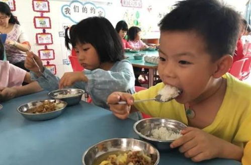 幼兒園飯菜真香,我一頓吃兩碗 看到照片后,媽媽大受打擊